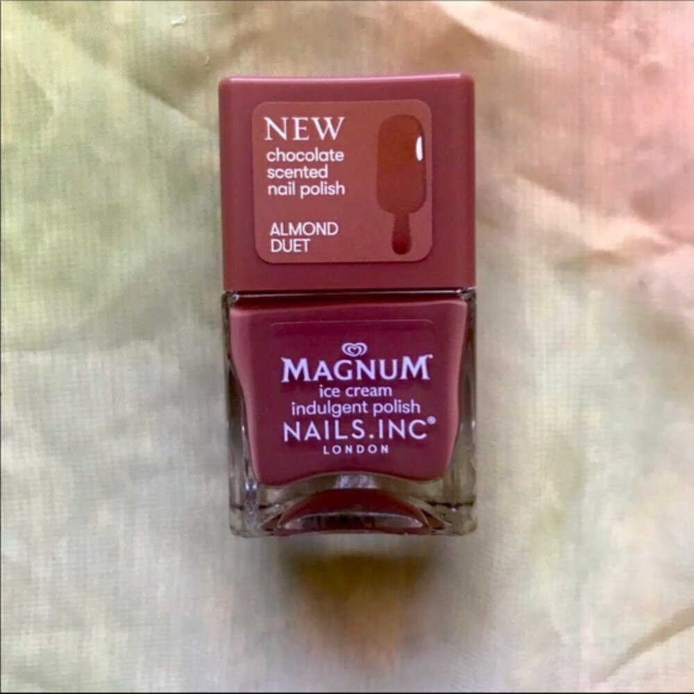 Chocolate-color nail pol